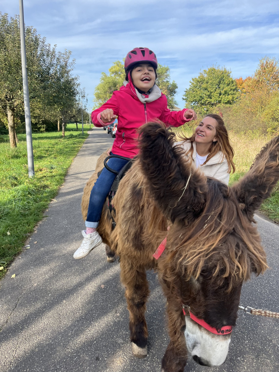behindertes-kind-reitet-auf-esel